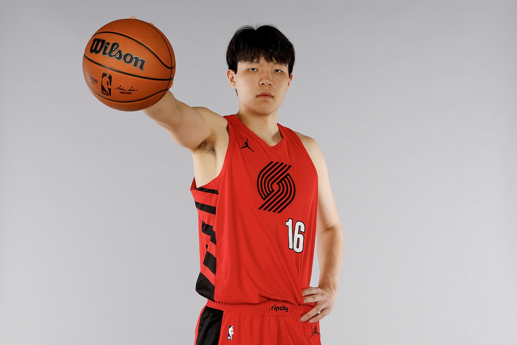 体育资讯-杨瀚森中锋位列第25引热议：媒体称潜力获印证，仍需务实适应赛场