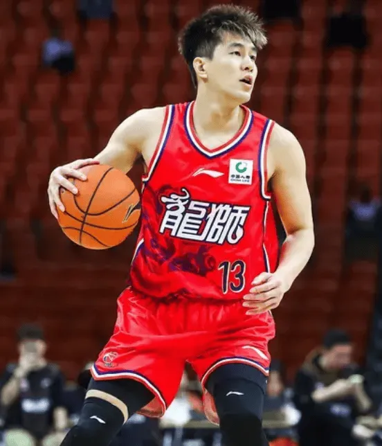 体育比分-郭艾伦出战15分钟，7中3得到7分1篮板2助攻